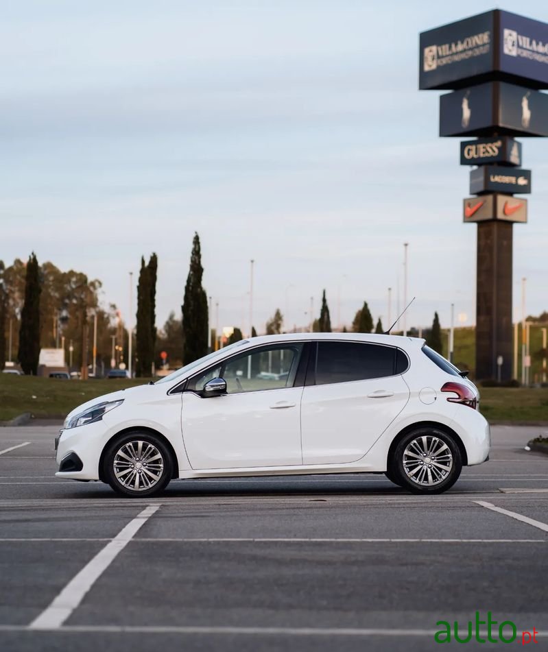 2015' Peugeot 208 1.6 Bluehdi Allure photo #6