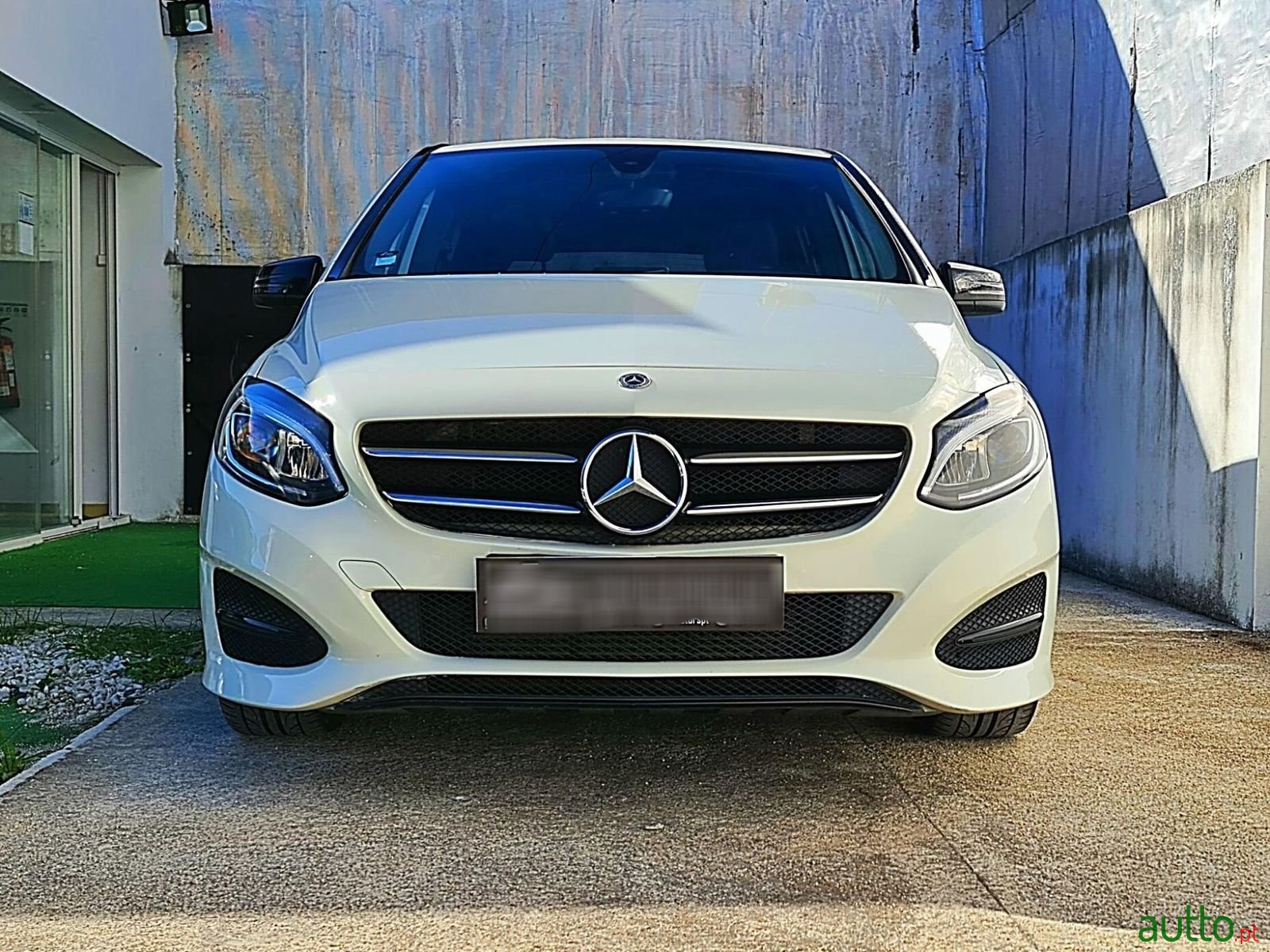 2015' Mercedes-Benz B-180 photo #2