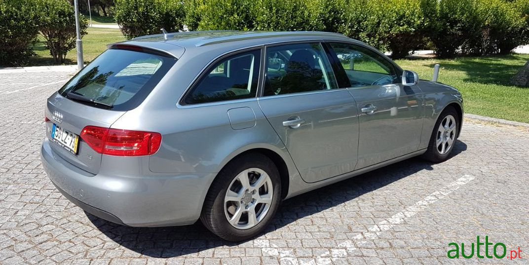 2011' Audi A4 Avant photo #4