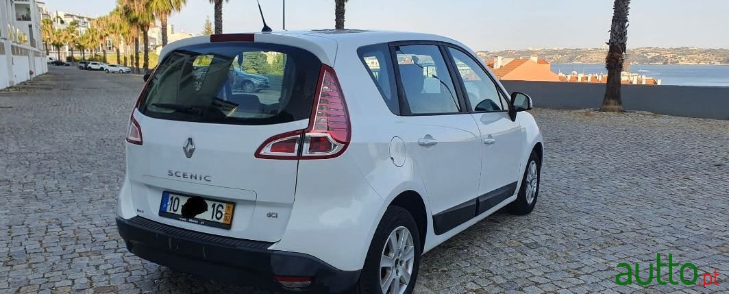 2011' Renault Scenic photo #5