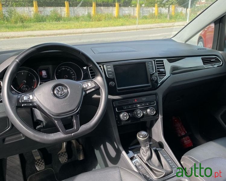 2017' Volkswagen Golf photo #2