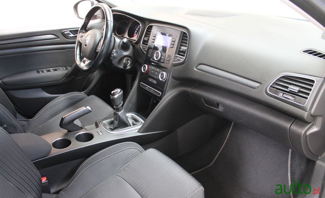 2017' Renault Megane Sport Tourer photo #4