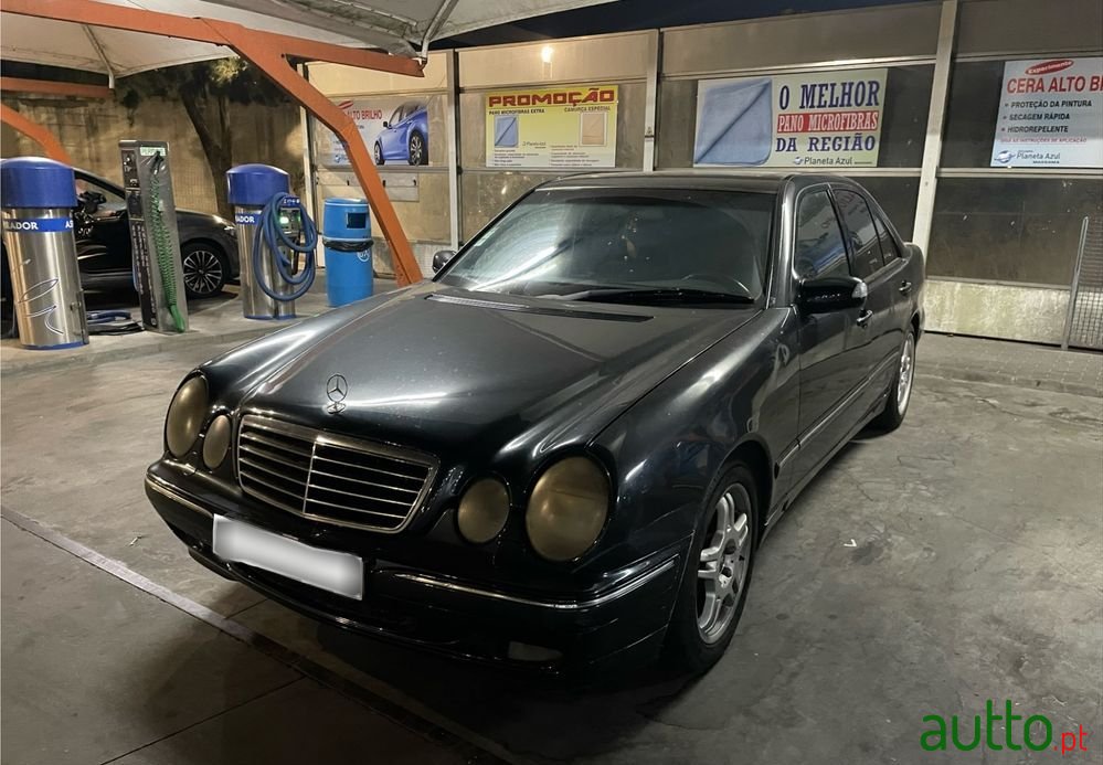 2001' Mercedes-Benz E 220 photo #1
