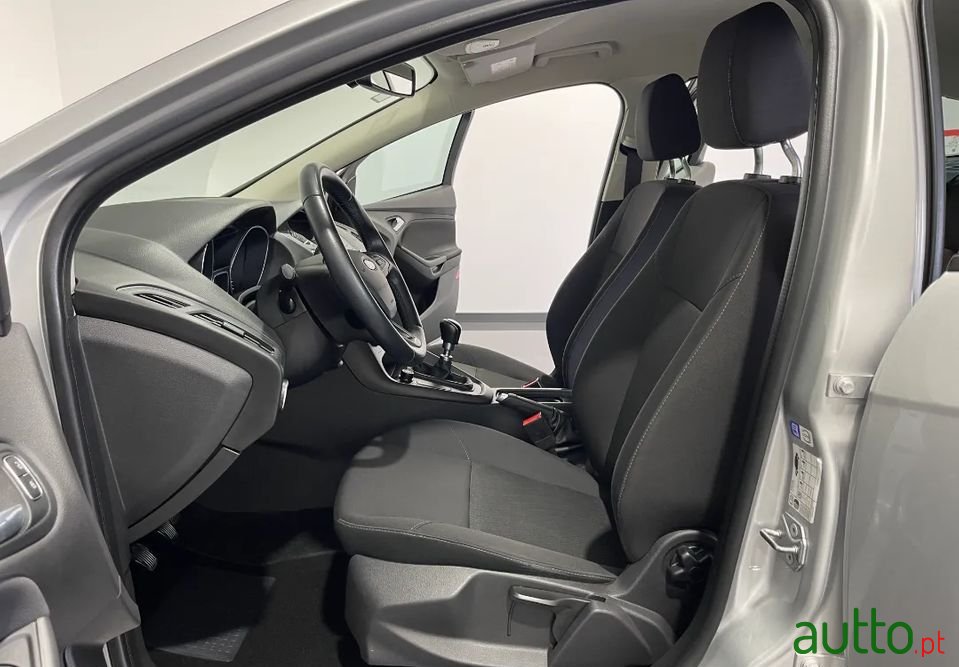 2017' Ford Focus photo #4