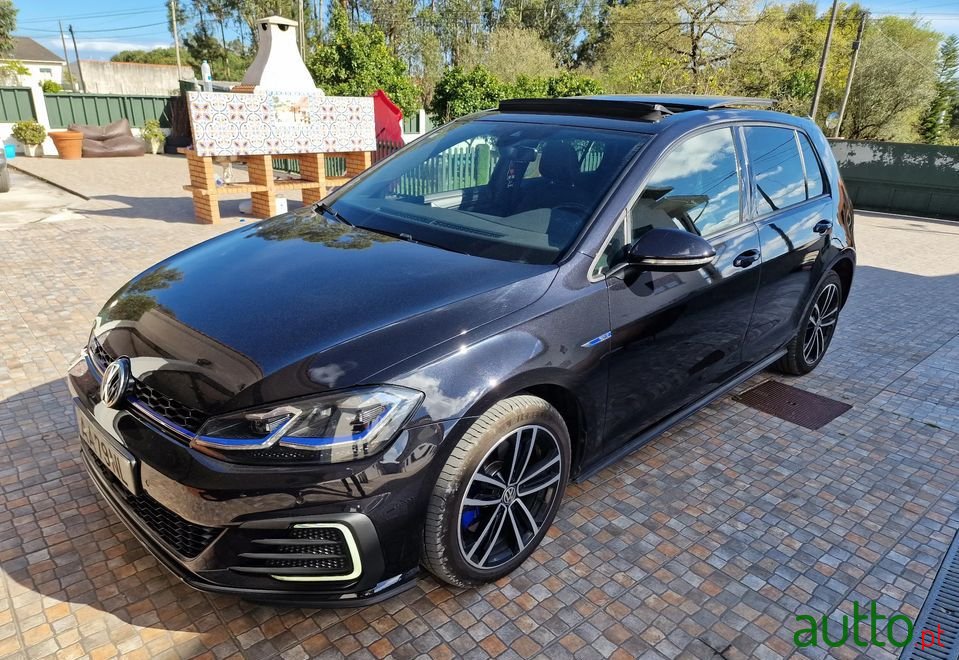 2017' Volkswagen Golf photo #2