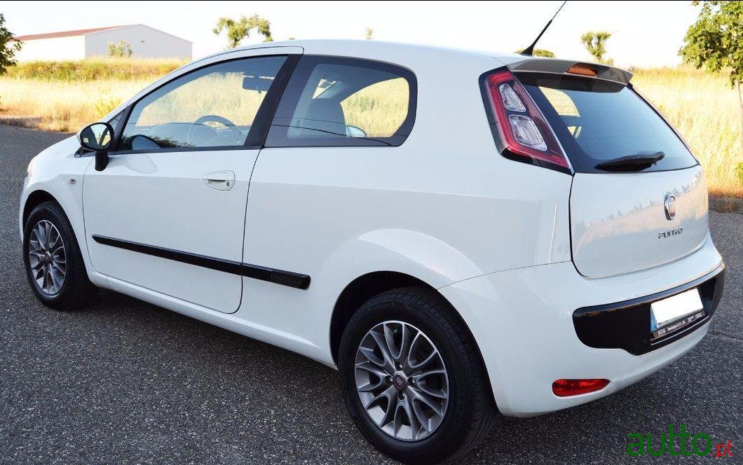 2011' Fiat Punto Evo photo #1
