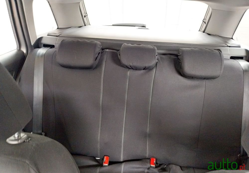 2015' Skoda Fabia Break photo #5