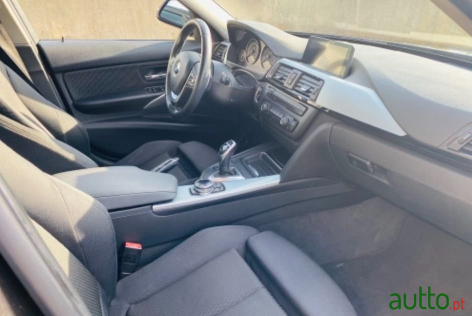 2013' BMW 320 photo #1