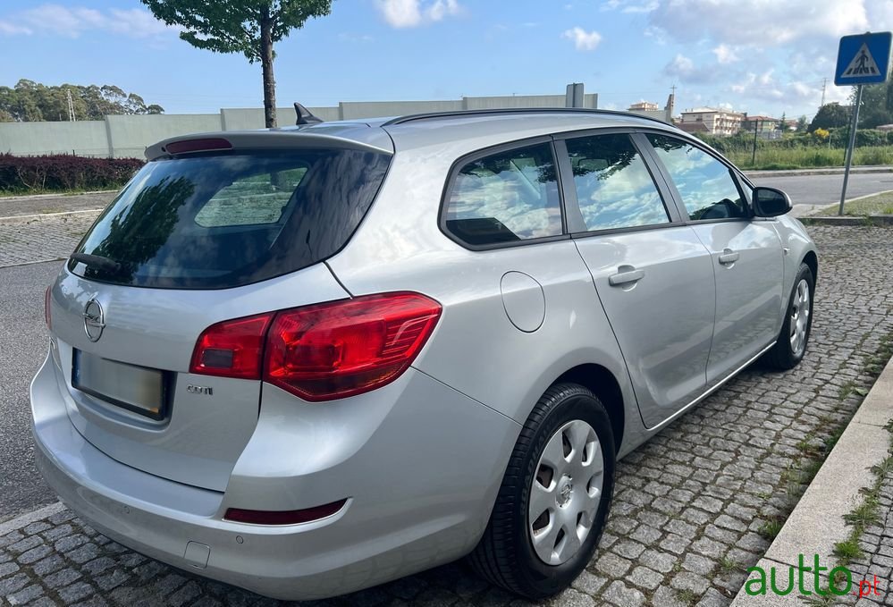 2011' Opel Astra Sports Tourer photo #2