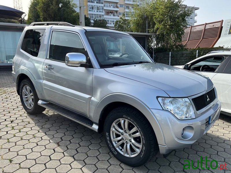 2014' Mitsubishi Pajero photo #2