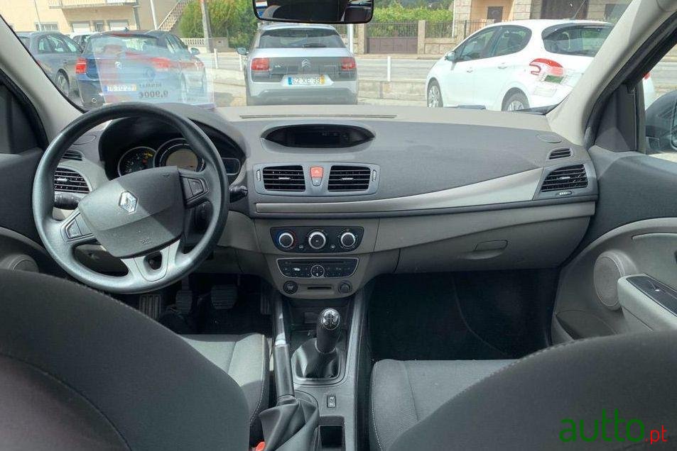 2010' Renault Megane Break photo #2