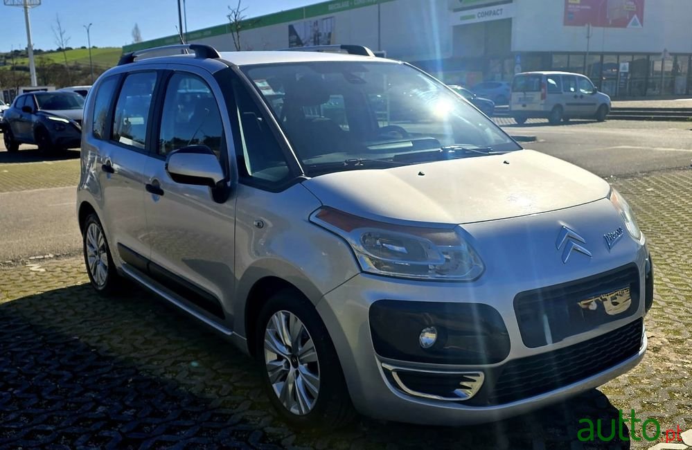 2010' Citroen C3 Picasso photo #2