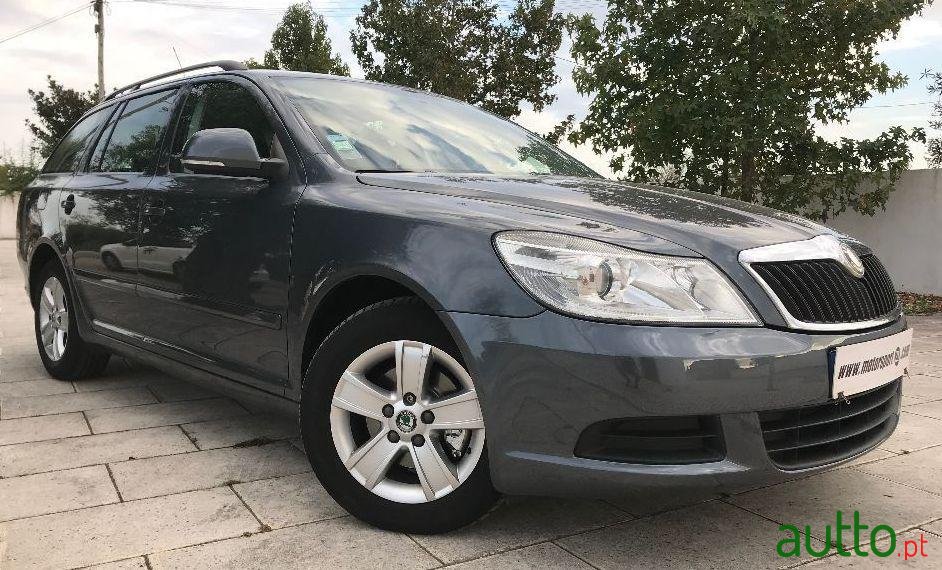 2010' Skoda Octavia Break photo #1