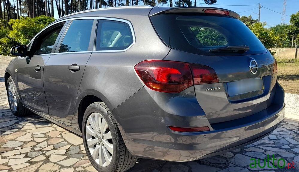 2011' Opel Astra Caravan photo #6