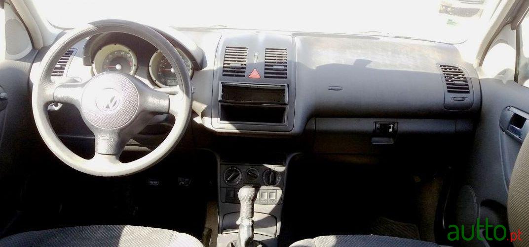 2001' Volkswagen Polo 1.0 Confortline photo #2