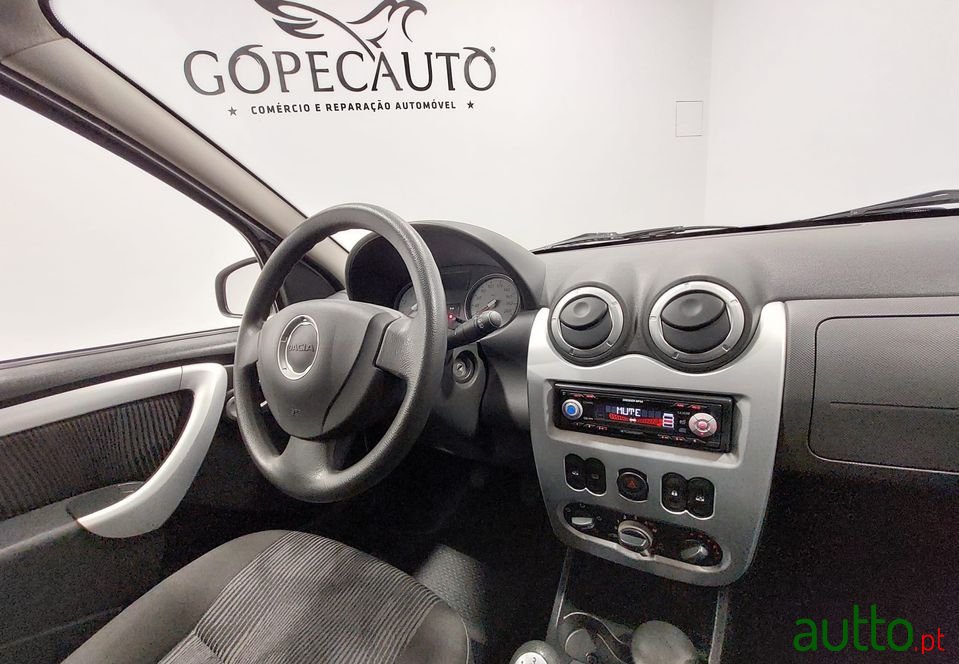 2011' Dacia Sandero photo #5