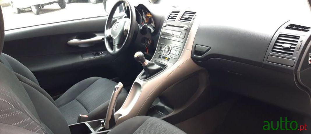 2007' Toyota Auris photo #1