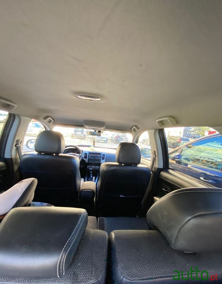 2010' Mitsubishi Outlander photo #4