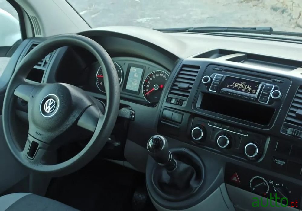 2014' Volkswagen Transporter photo #5