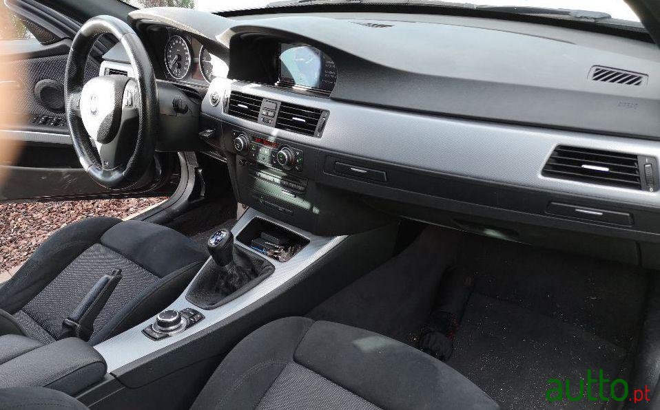 2011' BMW 320 Touring photo #3