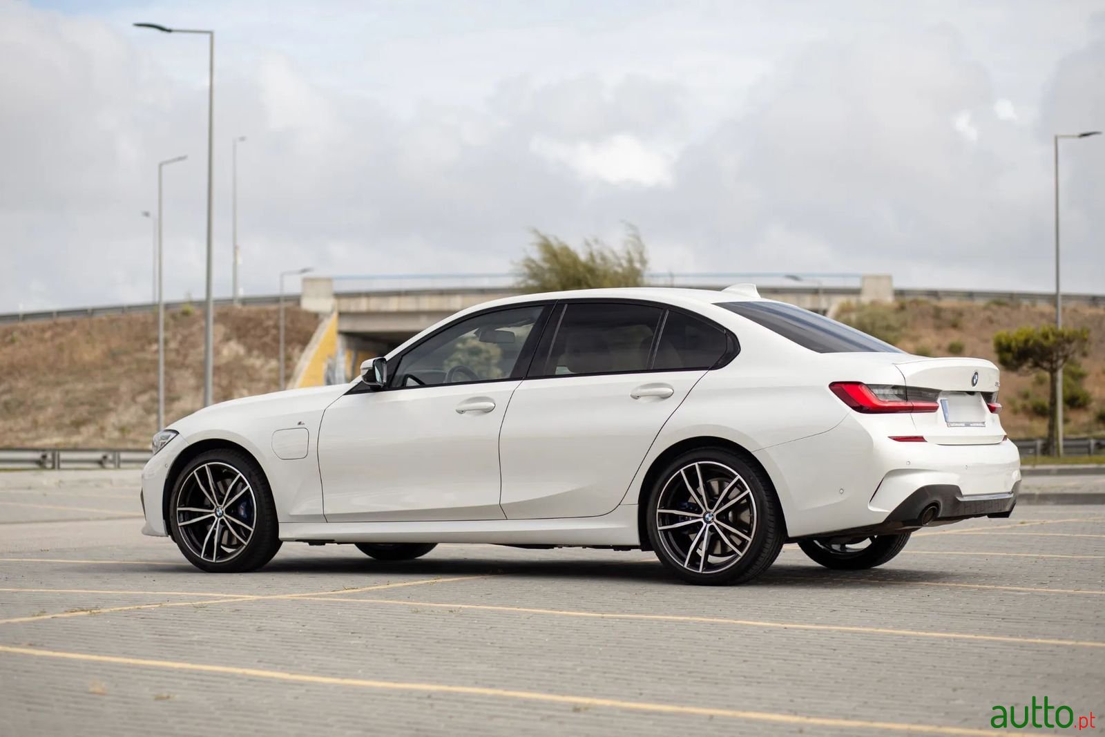 2020' BMW 330 photo #2