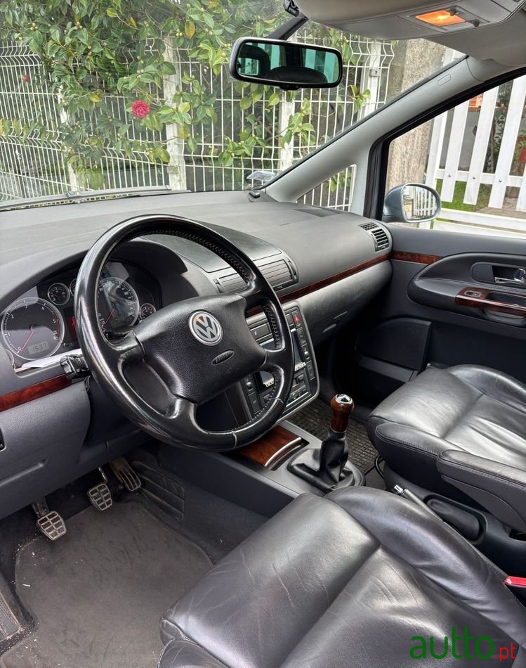 2008' Volkswagen Sharan 2.0 Tdi Highline photo #4