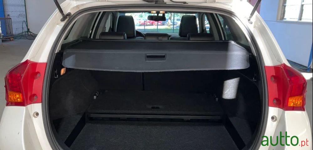 2014' Toyota Auris Touring Sports photo #4