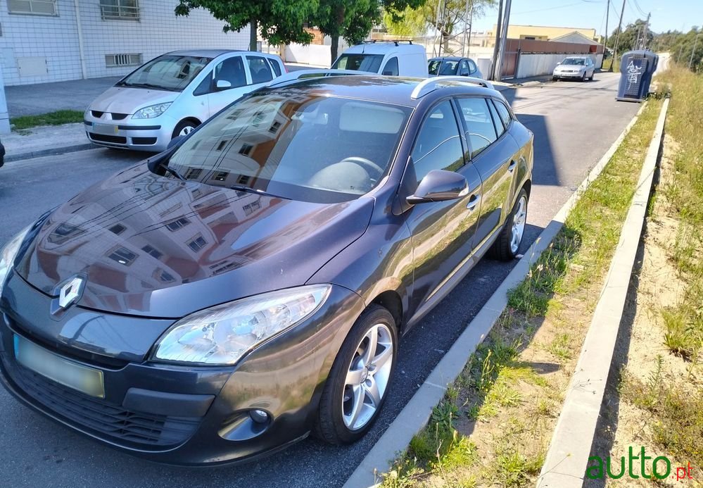 2010' Renault Megane Sport Tourer photo #2