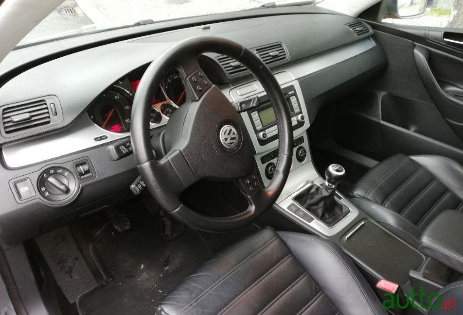 2007' Volkswagen Passat Variant photo #2