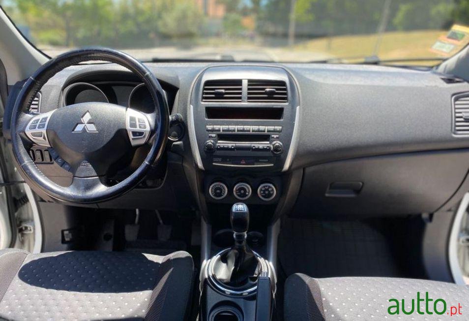 2010' Mitsubishi ASX photo #2