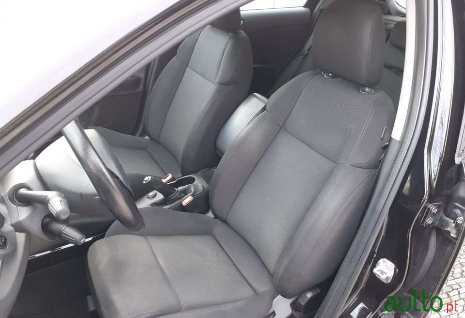 2012' Alfa Romeo Giulietta photo #6