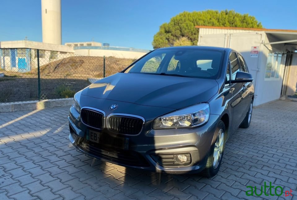 2017' BMW 218 Gran Tourer photo #2