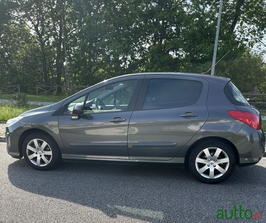 2011' Peugeot 308 photo #1