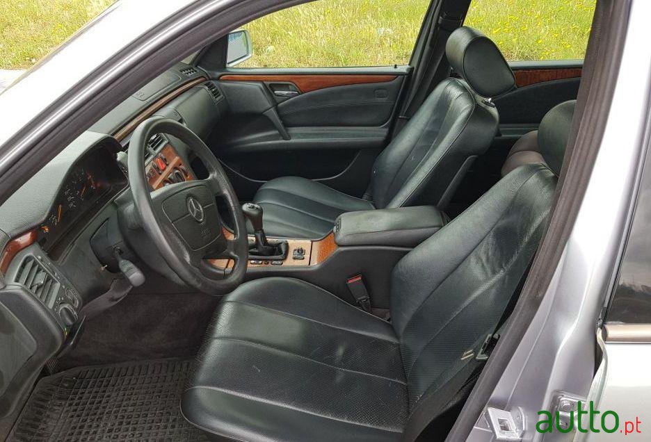 1999' Mercedes-Benz E-220 Cdi photo #1