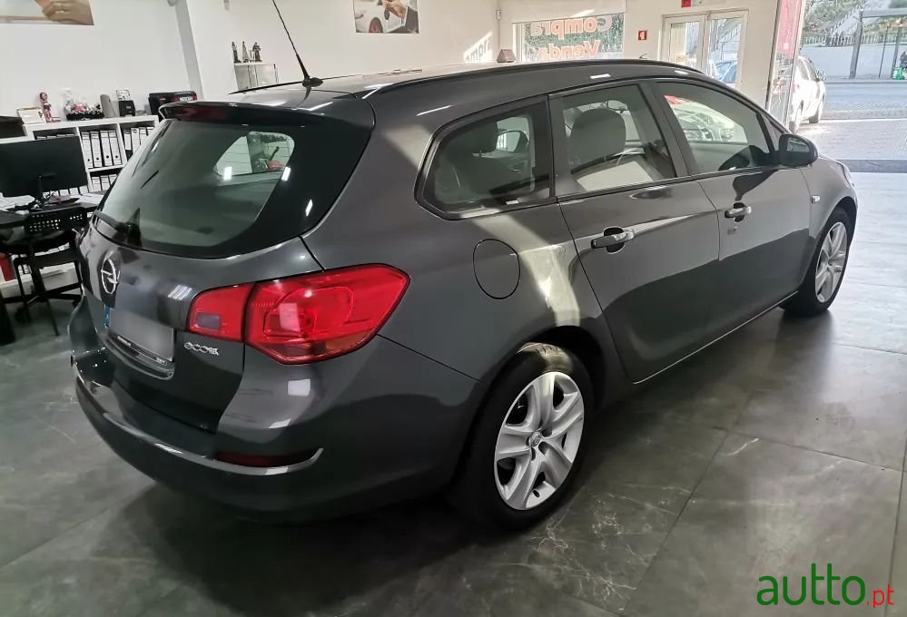 2011' Opel Astra Sports Tourer photo #5