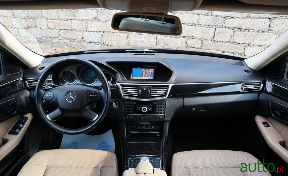 2010' Mercedes-Benz Classe E photo #2