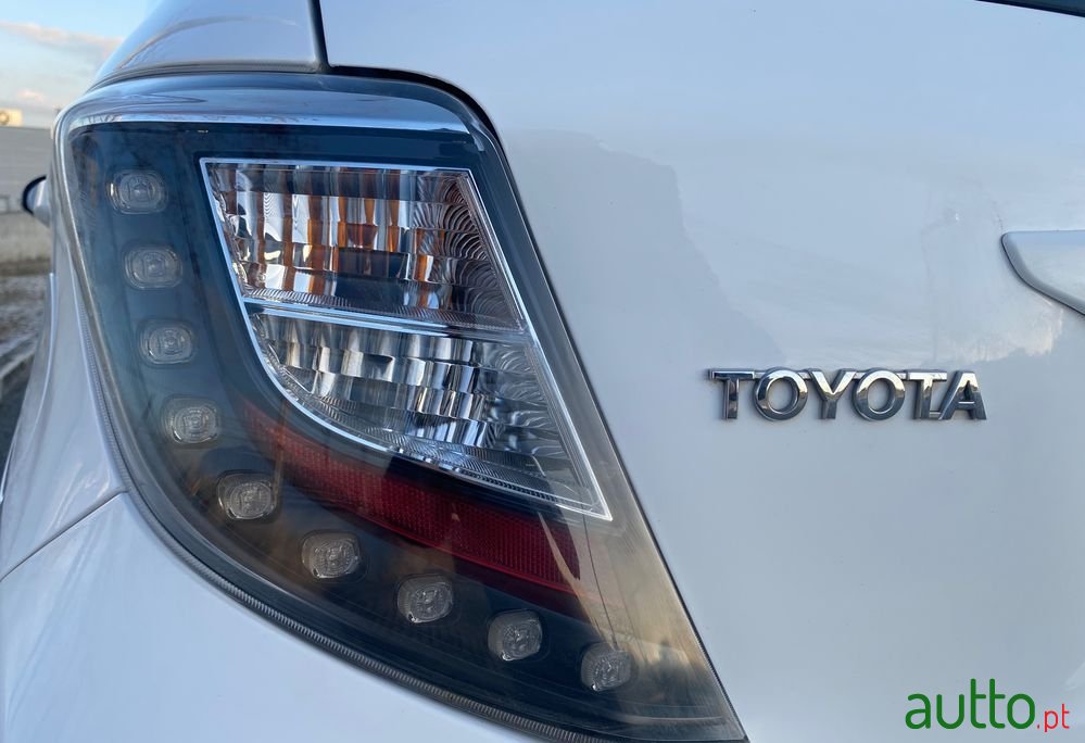 2014' Toyota Yaris photo #5