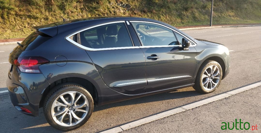 2011' Citroen DS4 photo #2