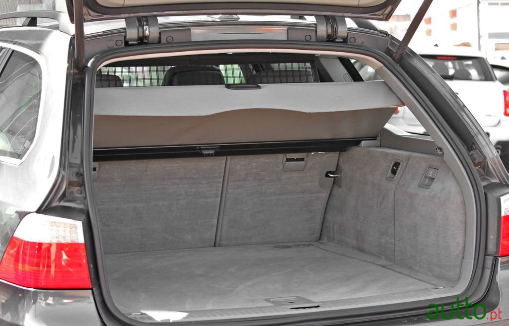 2008' BMW 520 Touring photo #4