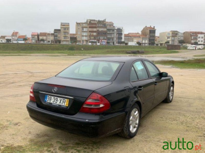 2002' Mercedes-Benz E-220 Classic photo #2