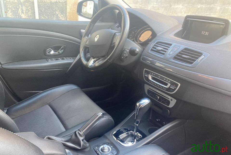 2015' Renault Megane Sport Tourer photo #3