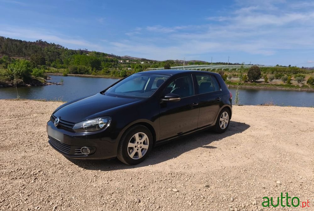 2011' Volkswagen Golf photo #1