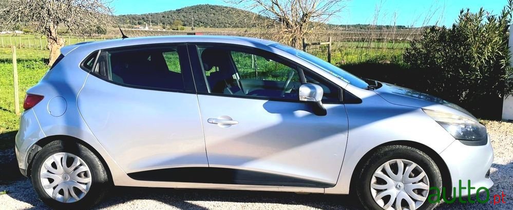 2013' Renault Clio photo #2