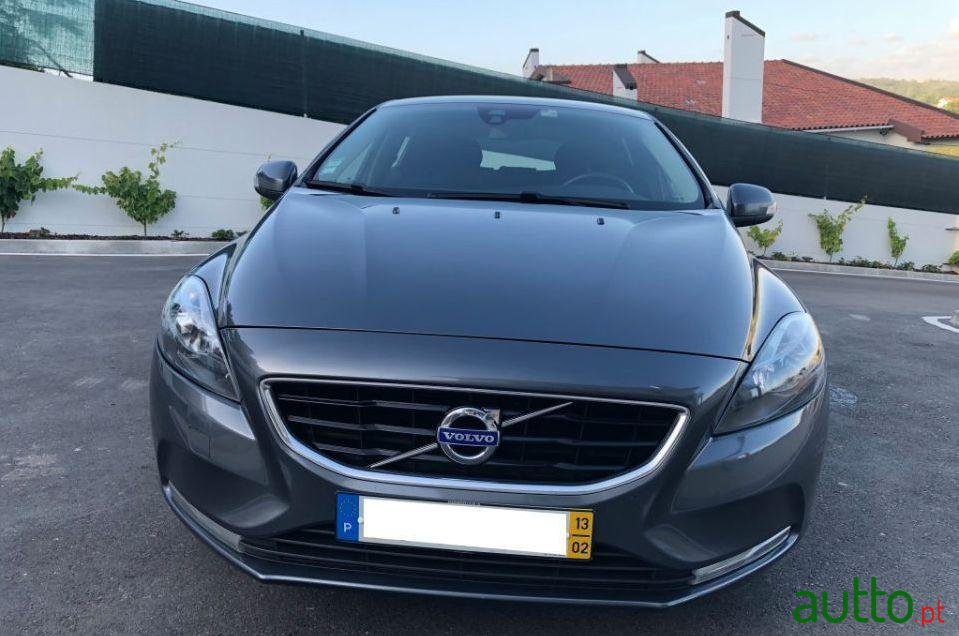 2013' Volvo V40 D2 Momentum photo #3