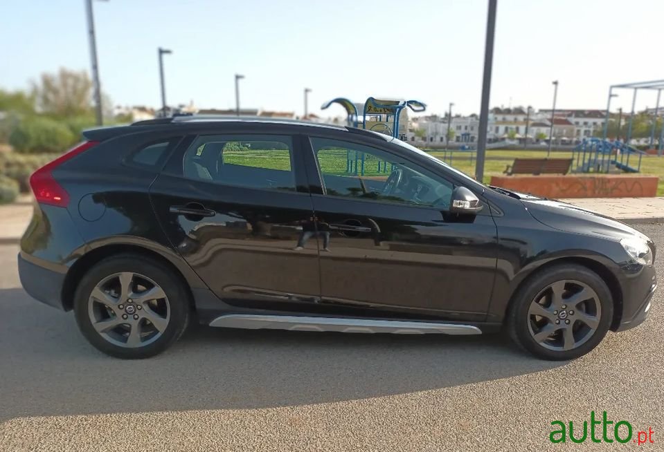 2014' Volvo V40 Cross Country photo #5