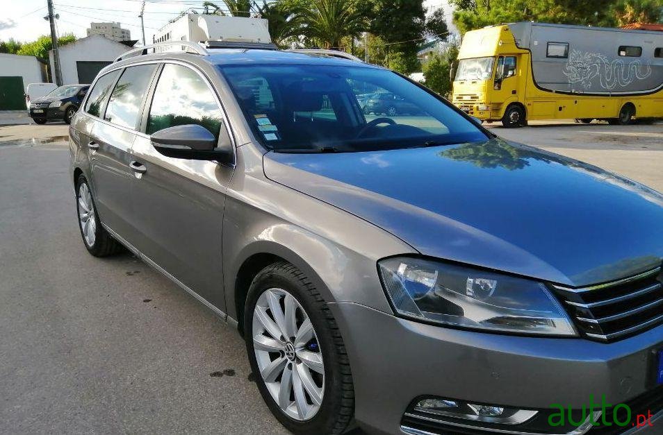 2012' Volkswagen Passat Variant photo #1