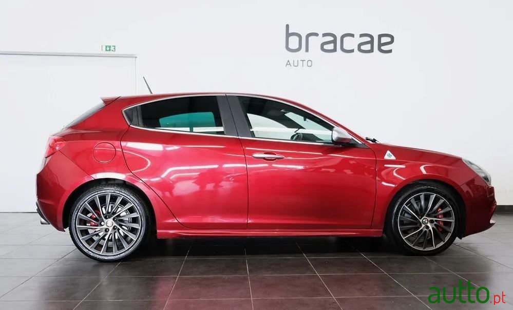 2011' Alfa Romeo Giulietta photo #3