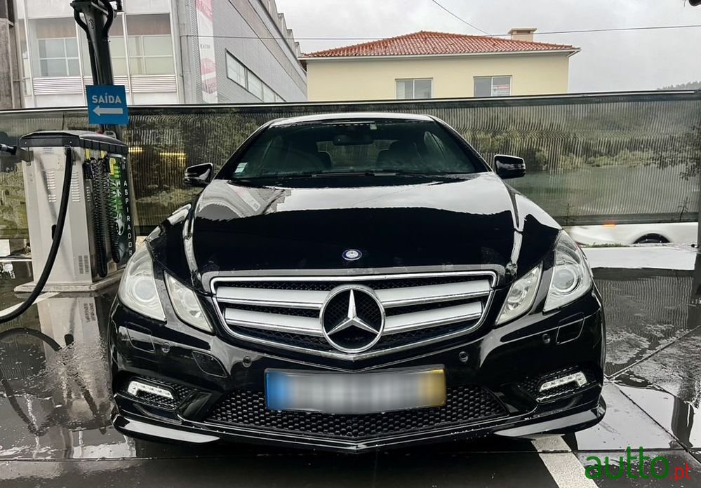 2011' Mercedes-Benz E 220 photo #2