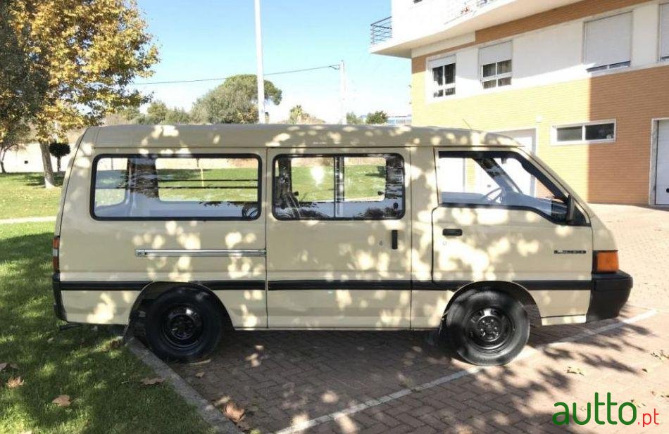 1991' Mitsubishi L300 6 Lugares photo #1