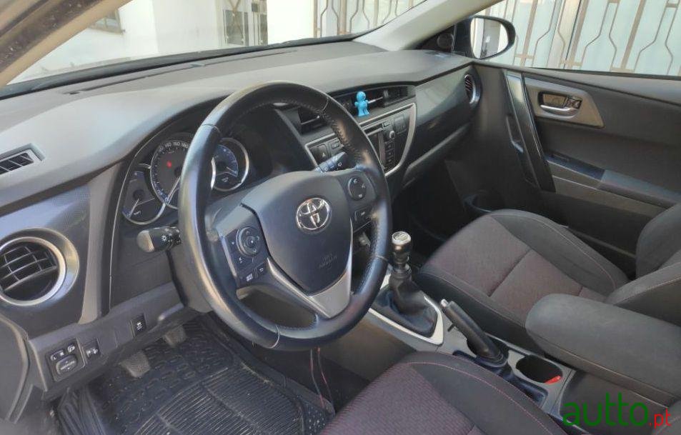 2013' Toyota Auris photo #2